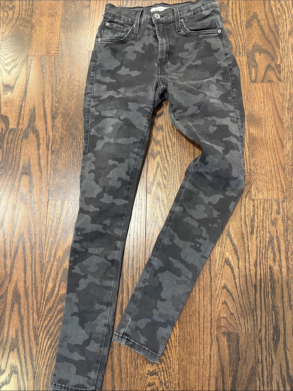 James Jeans Woman’s Black & Charcoal Camo Skinny Stretch Jeans Size 25